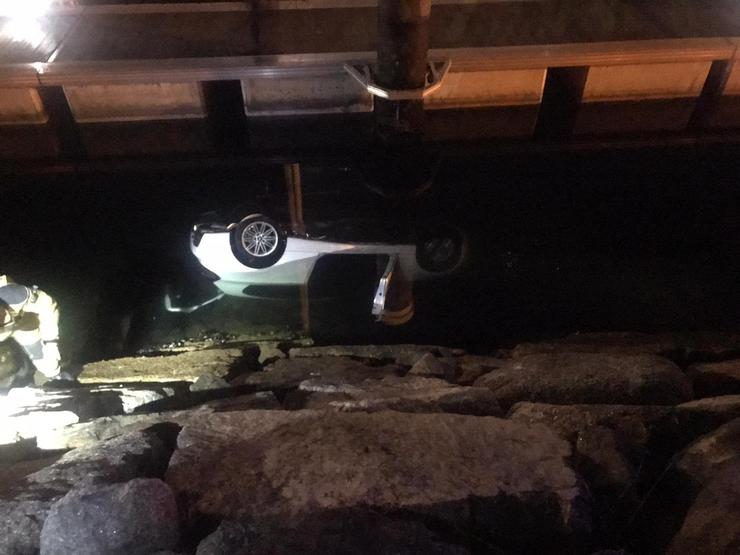 Unha muller resulta ferida grave tras precipitarse ao mar nun  coche, no peirao de reparacións de Bouzas, en Vigo. POLICÍA NACIONAL