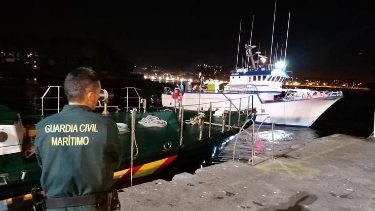 Intervidos máis de 3.500 quilos de sardiña descargados directamente a un camión en Portonovo (Pontevedra).. GARDA CIVIL / Europa Press