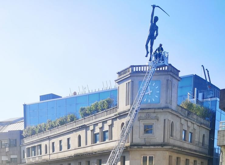 Cae parte do arco da escultura de Teucro que coroa o edificio de Afundación en Pontevedra.