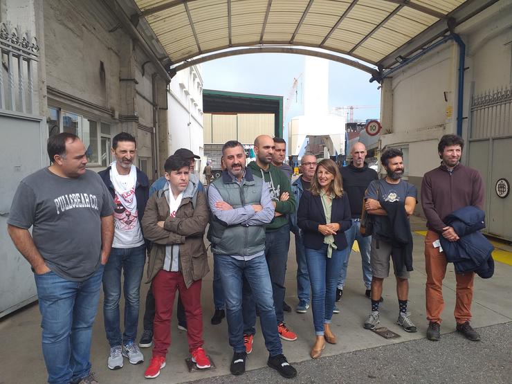 A deputada Yolanda Díaz, con delegados de CCOO do sector naval de Vigo, na porta do estaleiro Barreras. / PAULA XUSTO-EUROPA PRESS