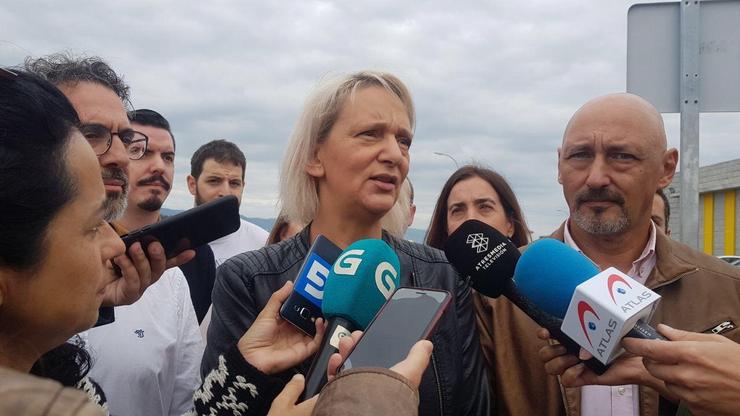 A candidata de más País pola Coruña, Carolina Bescasa, ofrece declaracións aos medios. MÁS PAÍS / Europa Press