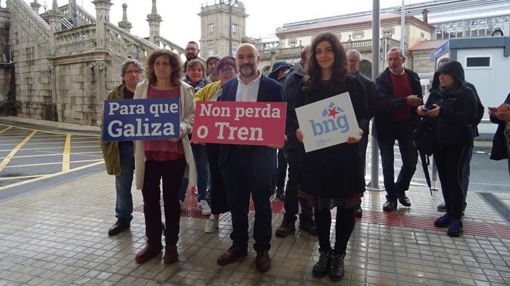A cabeza de lista do BNG ao Congreso pola Coruña, Néstor Rego, e outros membros do partido.. BNG 