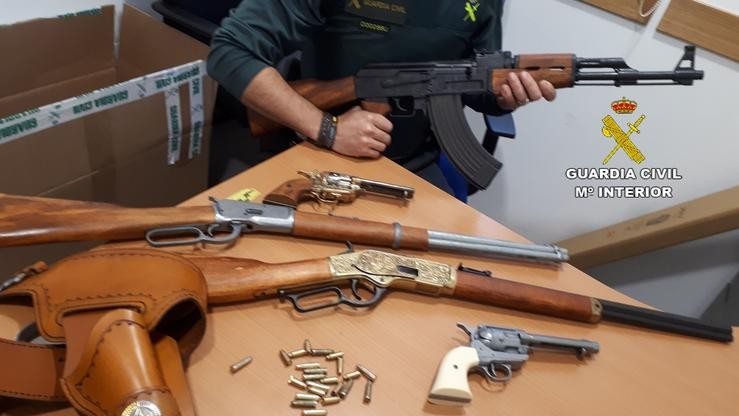 Detido un veciño de Ponte Caldelas (Pontevedra) por ameazar cunha arma simulada a dous clientes na terraza dun bar.. GARDA CIVIL 