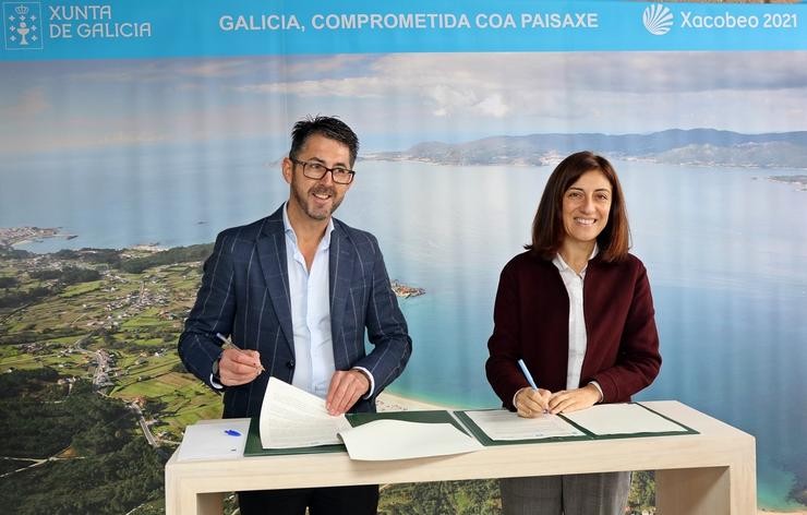 O alcalde de Porto do Son, José Luís Oujo, coa conselleira de Medio Ambiente, Ángeleos Vázquez. XUNTA