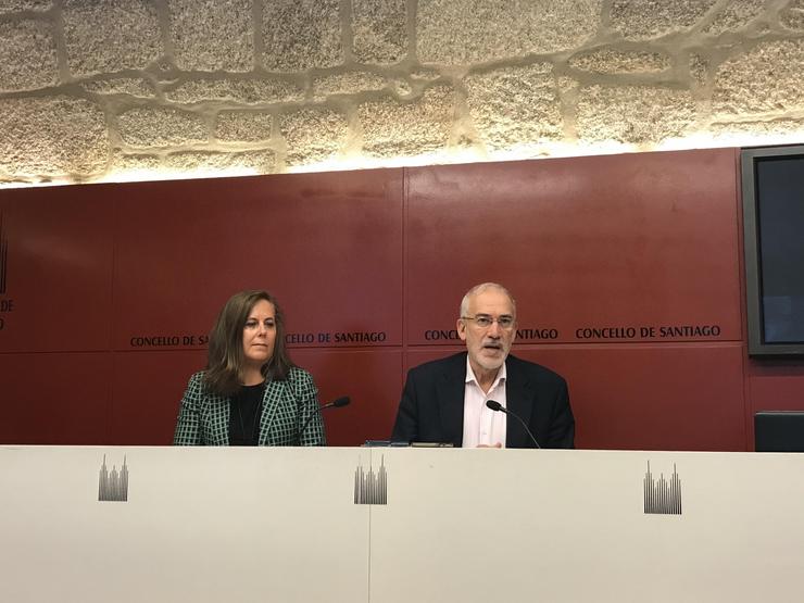 O concelleiro de Turismo compostelán, Sindo Guinarte, e a xerente de Turismo de Santiago, Flavia Ramil, durante a rolda de prensa. / Europa Press