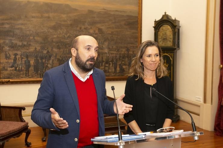 O portavoz municipal socialista José Manuel Lage e a portavoz de Cidadáns, Mónica Martínez, tras unha reunión sobre o orzamento. CONCELLO DA CORUÑA 