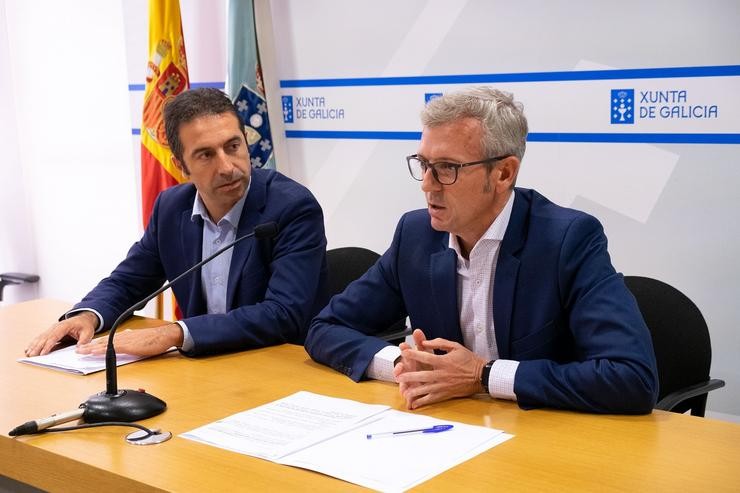 O vicepresidente da Xunta, Alfonso Rueda, e o número dous da Fegamp, Alfonso Villares, presentan un plan contra a velutina.. XUNTA / Europa Press