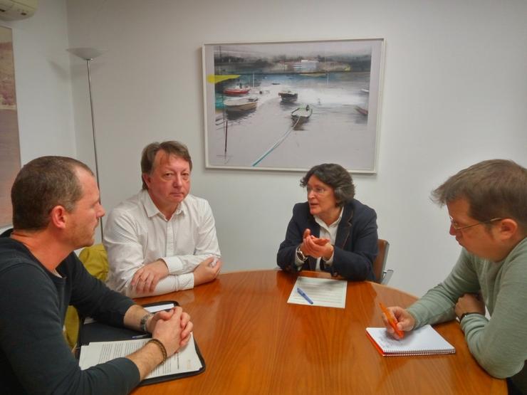 A xa ex alcaldesa de Mugardos cos traballadores da planta de gas de Reganosa 