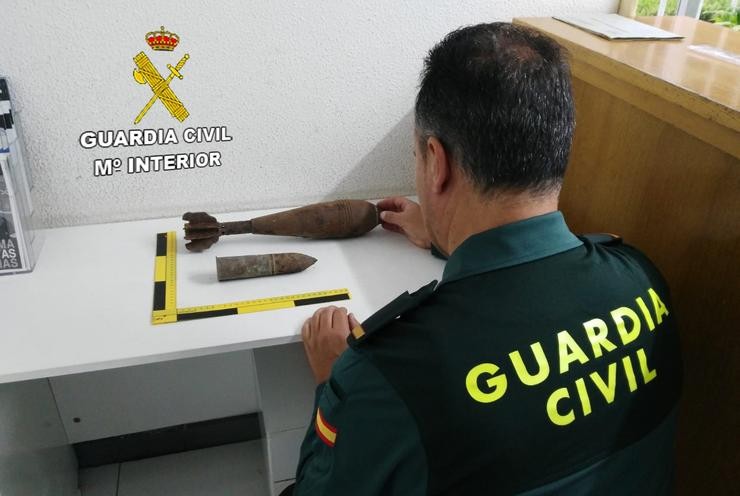 Imaxe dos dous proxectís da Guerra Civil achados en Vilagarcía.. GARDA CIVIL 