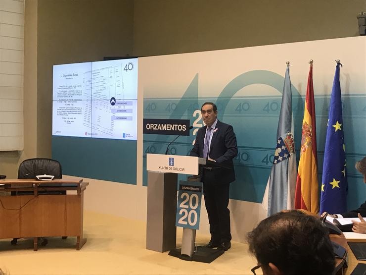 O conselleiro de Facenda, Valeriano Martínez, presenta as contas 