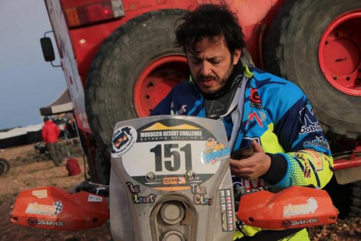 Eduardo Iglesias coa súa moto preparado para participar no rally Dakar 