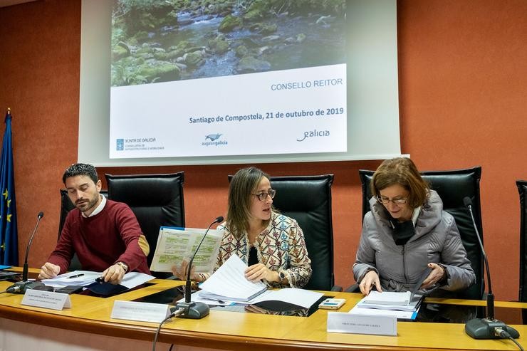 A conselleira de Infraestruturas e Mobilidade, Ethel Vázquez, e a directora de Augas de Galicia, Teresa Gutiérrez, no consello reitor de Augas de Galicia. XUNTA / Europa Press