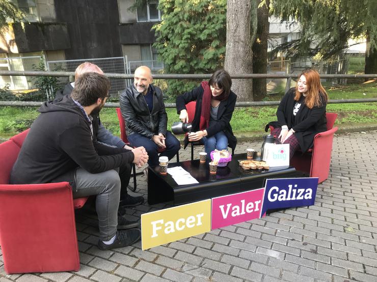 A portavoz nacional do BNG, Ana Pontón, e o candidato ao Congreso pola Coruña, Néstor Rego, participan nun acto con estudantes en Santiago 