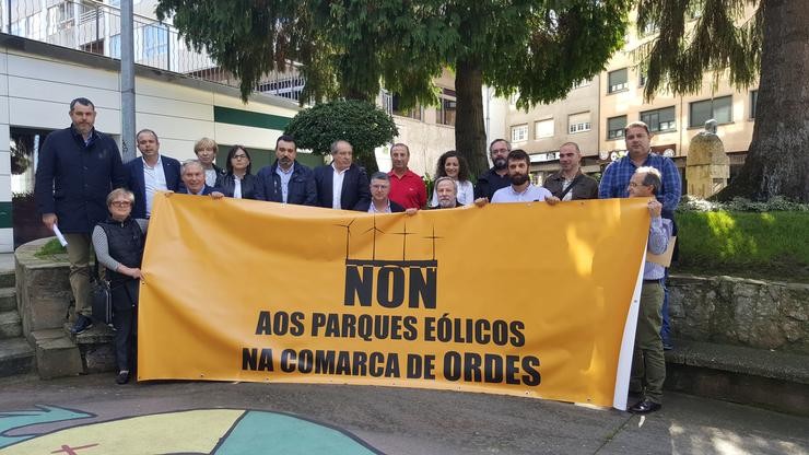 Alcaldes da Comarca de Ordes con pancarta contraria aos eólicos