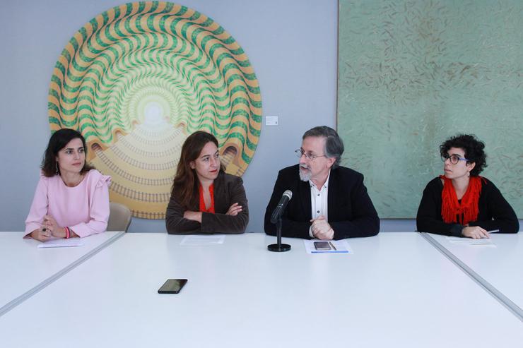 No acto de presentación. Dende a esquerda: Vanessa Rodríguez (de ASEIA); María Muíño (Deputada de Igualdade); Xurxo Couto (Deputado de Cultura), e Adriana Pérez Villanueva (Illa Bufarda). 