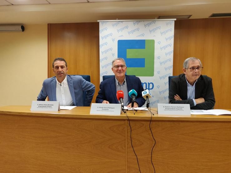 Presidente da Fegamp, Alfredo García, xunto co vicepresidente primeiro, Alfonso Villares,  e o vicepresidente segundo, Evencio Ferrero 