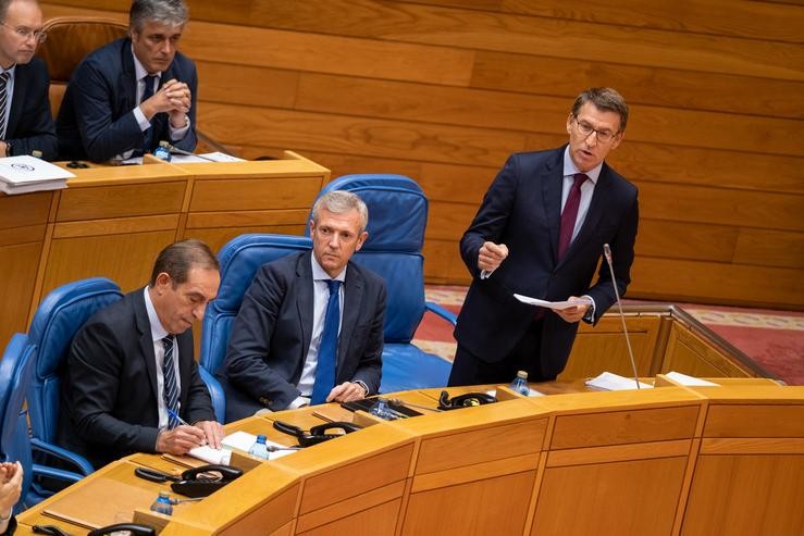 O presidente da Xunta, Alberto Núñez Feijóo, responde os grupos da Cámara no pleno. XUNTA / Europa Press