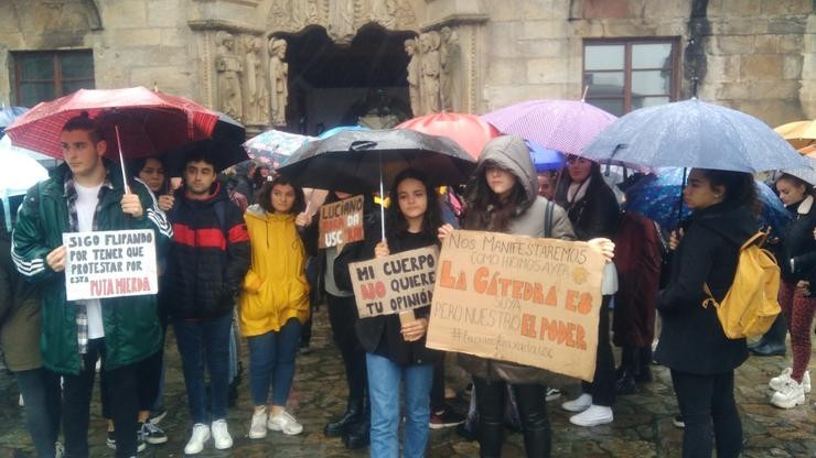 Alumnos protestando para esixir o despedimento de Luciano Méndez 