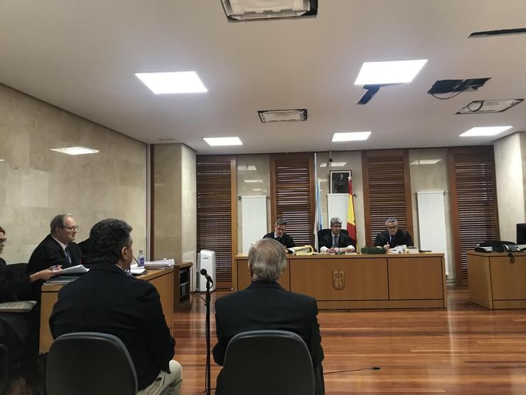 Dous excargos da Xunta acusados de falsificación de documento. 