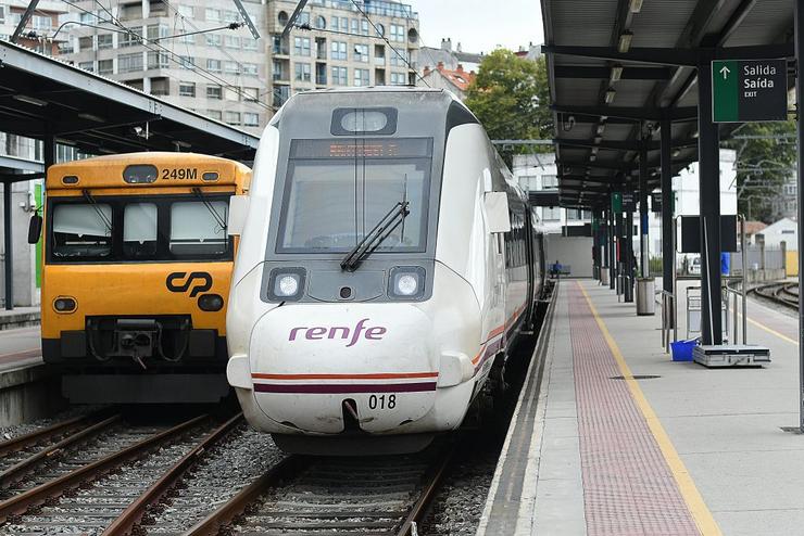 Tren Celta (esquerda), que conecta Galicia con Portugal, e tren de cercanías de Renfe, na estación de Guixar en Vigo / © Miguel Núñez.