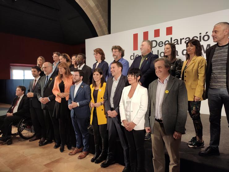 Bieito Lobeira (BNG), Arnaldo Otegi (Bildu), Marta Vilalta, o vicepresidente, Pere Aragonès (ERC), o conseller Jordi Puigneró, Laura Borràs (JxCat) xunto a dirixentes de partidos independentistas de todo o Estado