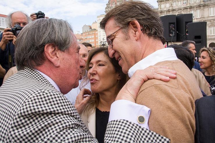 O exalcalde da Coruña, Francisco Vázquez, e o presidente da Xunta, Alberto Núñez Feijóo, participan nunha concentración en apoio á Constitución e os cataláns constitucionalistas / Europa Press