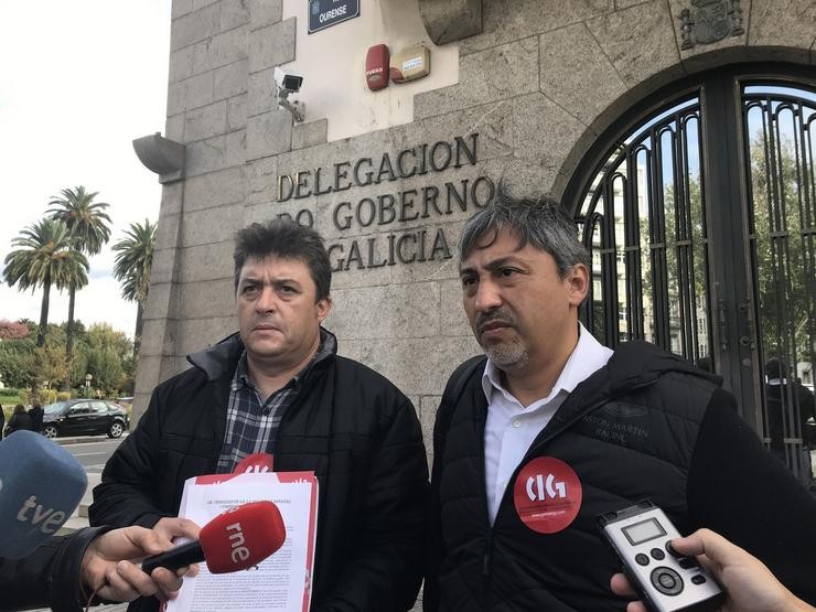 O secretario nacional de CIG-Correos,  John Vivanco, e o secretario de Organización sectorial, Anxo Álvarez, na entrega de firmas para reclamar compensacións para os carteiros rurais. CIG 