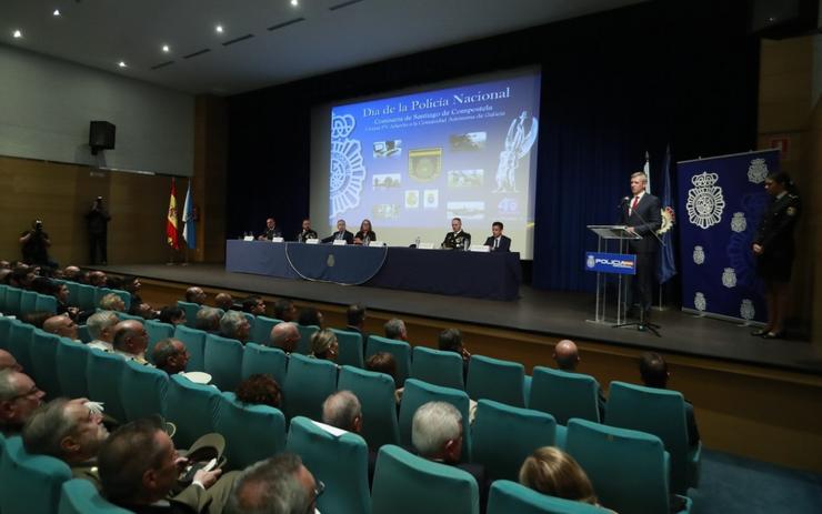 O vicepresidente da Xunta, Alfonso Rueda, e o delegado do Goberno en Galicia, Javier Losada, asisten ao acto do Día da Policía. CONCHI PAZ (XUNTA) 