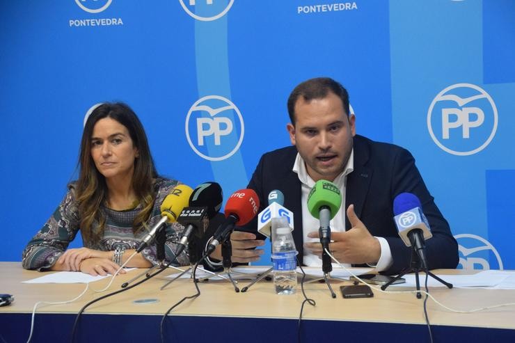Os portavoces do Partido Popular na Deputación de Pontevedra, Jorge Cubela e Pepa Pardo, en rolda de prensa.. PP DE PONTEVEDRA