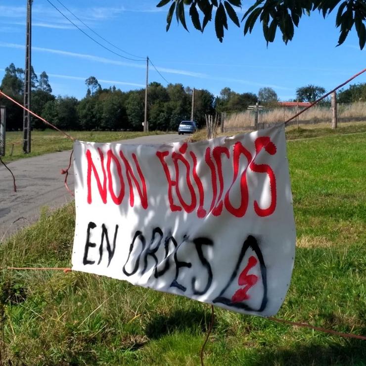 Pancarta en contra da implantación dos eólicos na comarca de Ordes 