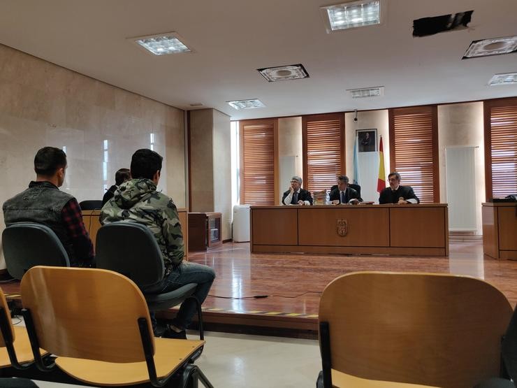 Xuízo contra dous homes acusados de once roubos con forza en Pontevedra e Ourense