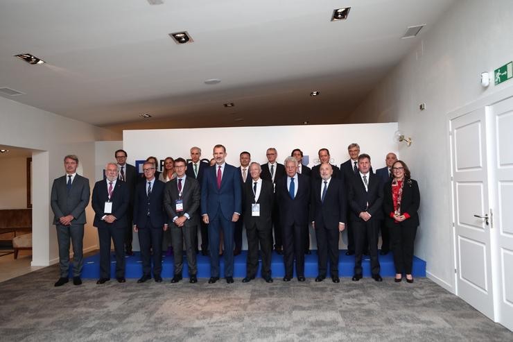 O Rei Felipe V, o presidente da Xunta de Galicia, Alberto Núñez Feijóo, o expresidente do Goberno Felipe González, o catedrático de Harvard, Steve Pinker, e o presidente de Inditex, Pablo Illa, entre outras autoridades, inauguran o I Foro A To. Beatriz Ciscar - Europa Press 