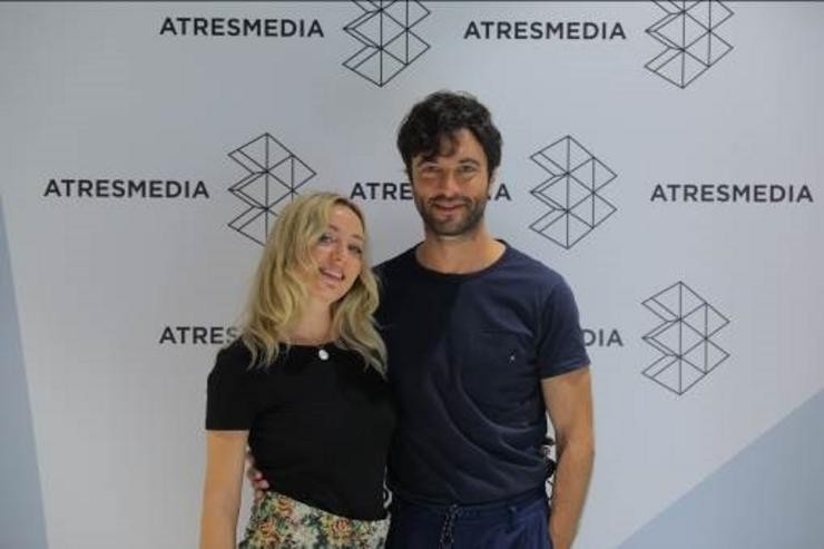 Os actores Ángela Cremonte e Javier Rei, protagonistas de 'Mentiras'. ATRESMEDIA 