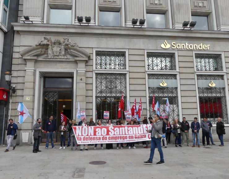 Protestas da CIG ante o Banco Santander da oficina principal da Coruña. CIG 