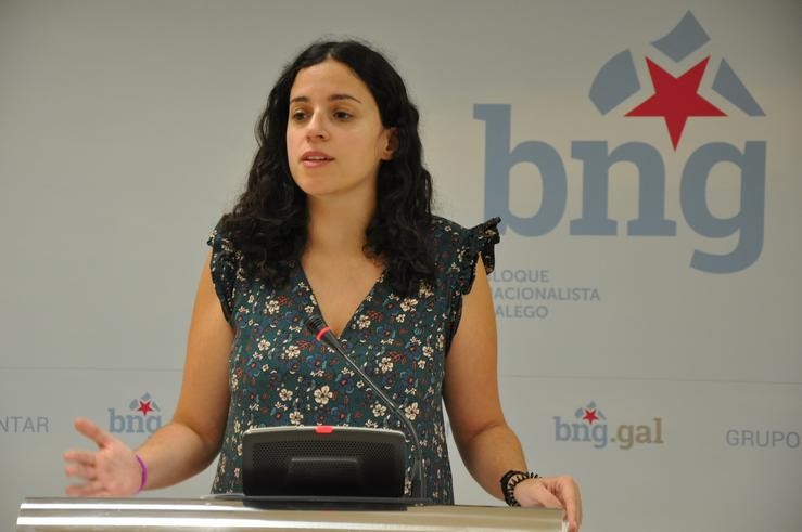 A deputada do BNG, Noa Presas, nunha rolda de prensa no Parlamento de Galicia. BNG