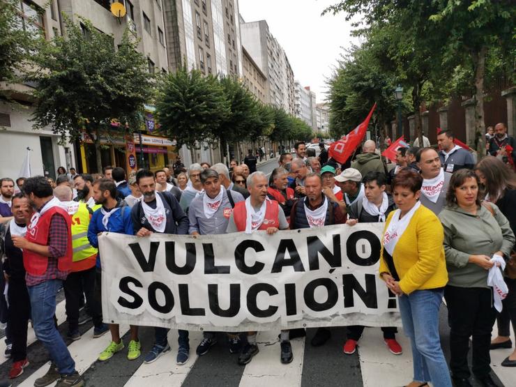 Traballadores de Vulcano e representantes políticos da oposición concéntranse fronte ao Parlamento de Galicia para reclamar "unha solución" para o estaleiro de Vigo.