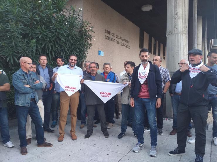 Traballadores de Vulcano, ás portas dos xulgados de Vigo.. PAULA XUSTO-EUROPA PRESS / Europa Press