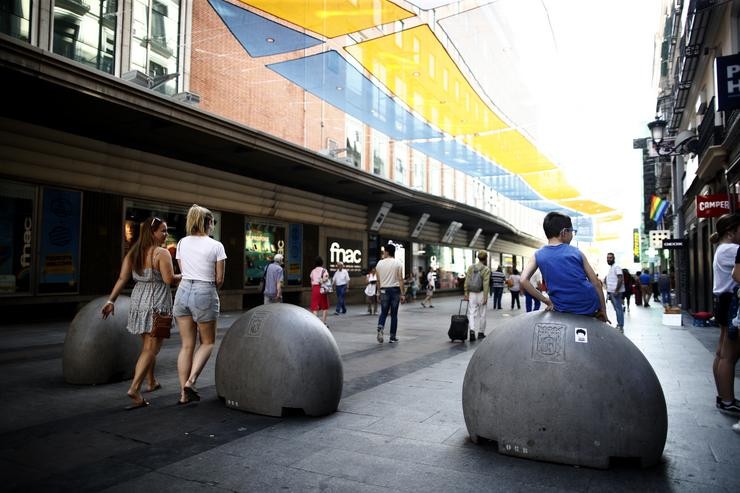 Turistas e veciños da zona Centro de Madrid pasean pola rúa Prezados baixo a sombra grazas aos toldos instalados. Eduardo Parra - Europa Press - Arquivo 