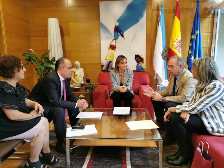 Reunión entre a conselleira de Política Social, Fabiola García, e o alcalde de Santiago, Xosé Sánchez Bugallo. 