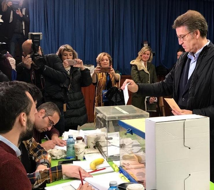 O presidente da Xunta e líder do PPdeG, Alberto Núñez Feijóo, deposita o seu voto nas urnas das eleccións xerais do 10N. CEDIDA