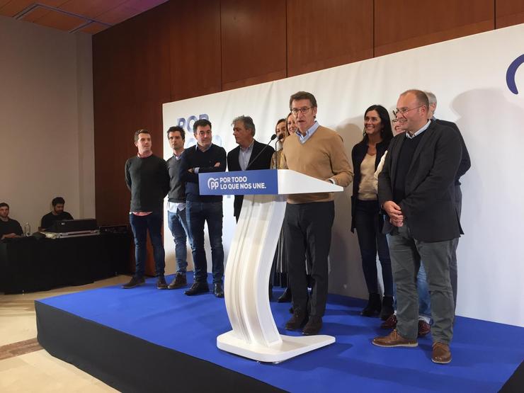 Feijóo comparece acompañado de varios cargos do seu partido / Europa Press