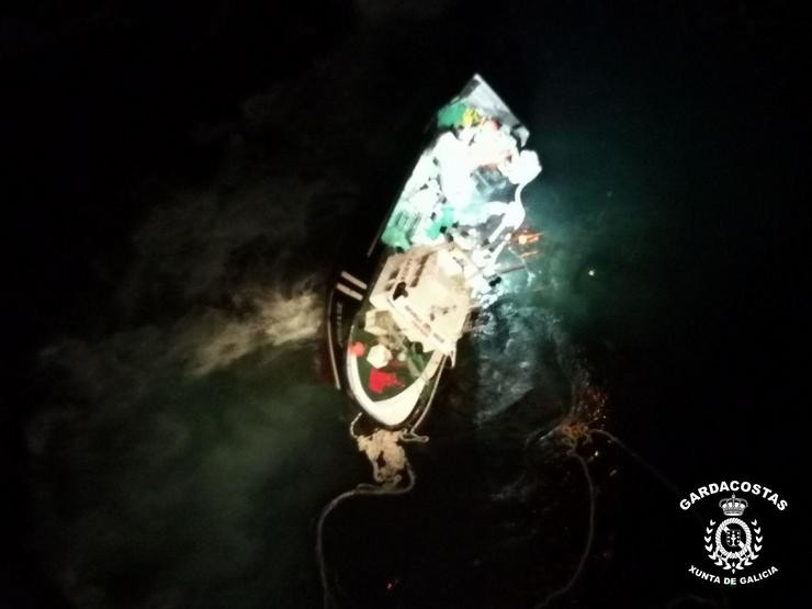 Outro pesqueiro, o Divina do Mar, cando se accidentou en Porto do Son / Gardacostas de Galicia