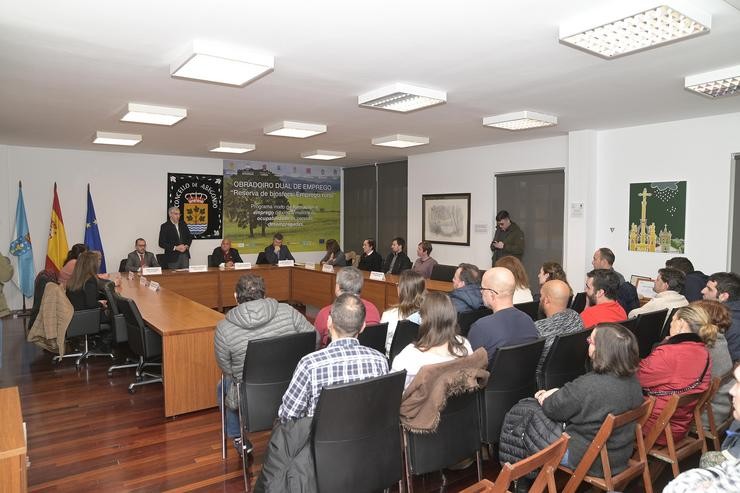 O conselleiro de Economía, Francisco Conde, agarraches ao comezo dun taller de emprego. CONSELLERIA DE ECONOMIA 