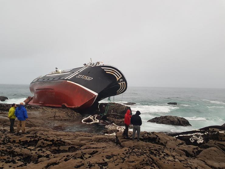 O pesqueiro 'Divina do mar' embarrancado nas proximidades do Castro de Baroña.. SALVAMENTO MARÍTIMO 