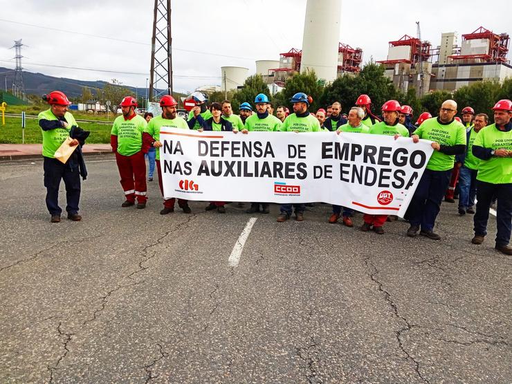 Concentración de traballadores de auxiliares de Endesa As Pontes