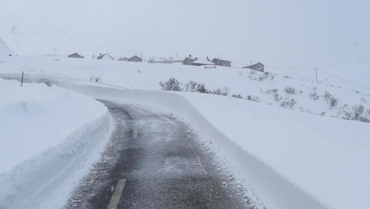 Neve, necada, temporal, estrada con neve, Asturias. CONCELLO DE SOMIEDO - Arquivo / Europa Press