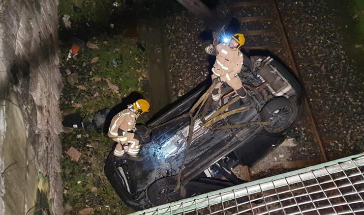 Accidente cun coche caída nas vías do tren 