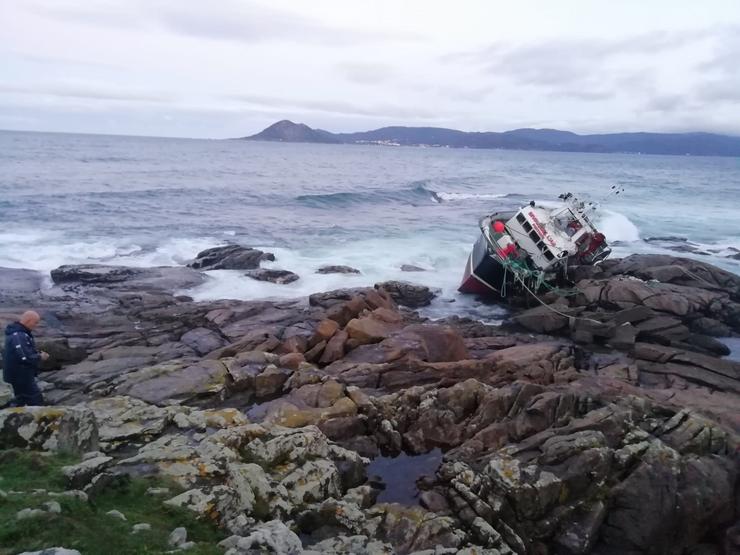 O PESQUEIRO 'DIVINA DO MAR' AO DÍA SEGUINTE DE EMBARRANCAR EN PORTO DO SON.. SALVAMENTO MARÍTIMO 