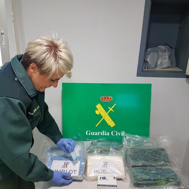 Intervidos paquetes de cocaína nun furgón en San Cibrao das Viñas (Ourense).. GARDA CIVIL 