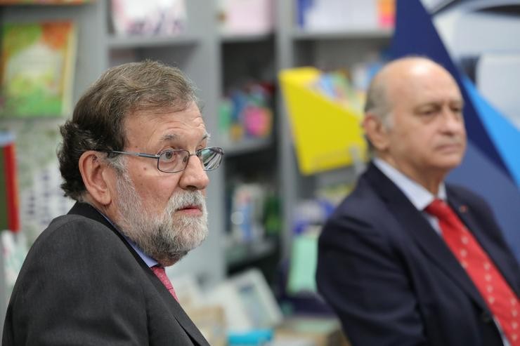 O expresidente do Goberno Mariano Rajoy (i), e o exministro de Interior e membro do PP, Jorge Fernández Díaz (d), durante a presentación do libro de Fernández Díaz 'Cada día ten o seu afán'.. Jesús Hellín - Europa Press - Arquivo 